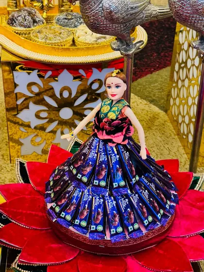 I enjoy getting creative with my designs. For a fun and unique touch, I created this doll with a dress made entirely of chocolates, placed on a red velvet lotus platter. It’s a modern twist that always makes guests smile.