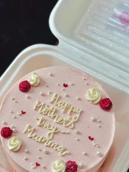 A pink-frosted bento cake for 'Mummy'. This design uses elegant script and is decorated with tiny piped roses and pearls for a classic and sophisticated look.