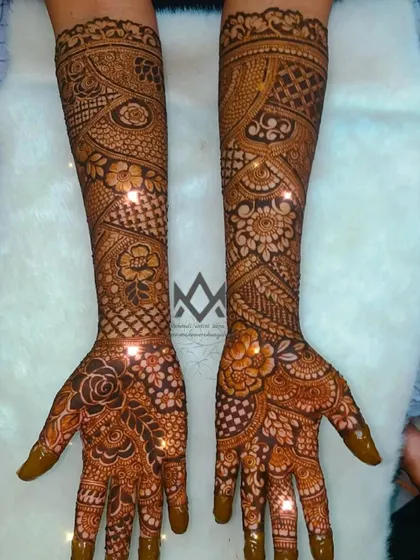 A detailed look at a full bridal set, featuring bold roses on the palm and intricate net patterns on the arms.