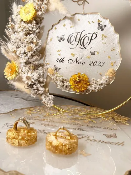 One of my best-selling designs. This platter features a floral hoop with preserved white and yellow flowers and pampas grass, set against a white and gold-flecked resin base.