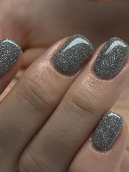 A sparkling, gunmetal-grey glitter manicure. This cool-toned glitter is a chic and modern alternative to classic silver.