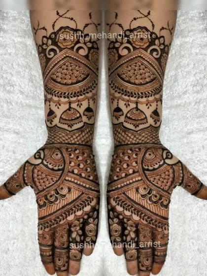 A beautiful full-hand design with hanging jhumkas and paisley motifs. The symmetry in my work is something I take great pride in.