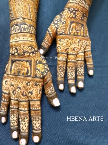 This design features beautiful elephant motifs, a symbol of good luck and prosperity. It's a popular choice for family members and guests.