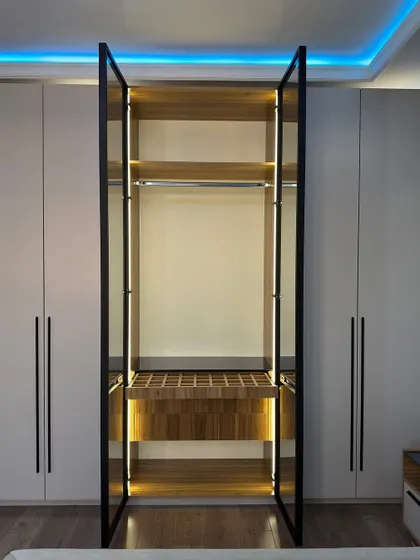 For this wardrobe, I created a central open-and-lit section with glass doors. It's perfect for displaying bags or accessories, with vertical LED strips to highlight the items.