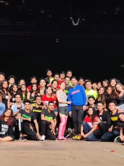 A fun moment with Sara Ali Khan and the dance team during IIFA rehearsals. I bring this professional and fun energy to all my wedding choreographies.