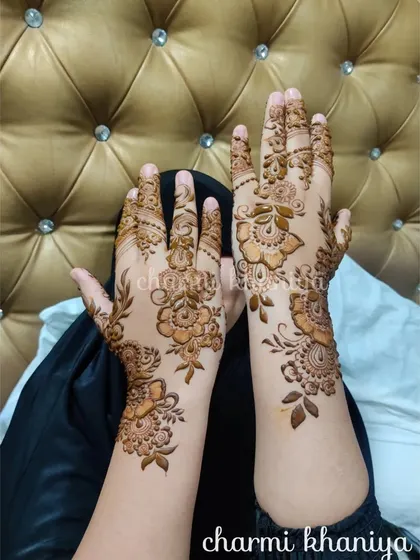 A delicate and pretty floral vine design. This is a perfect example of an elegant Arabic mehendi style that is great for any occasion.