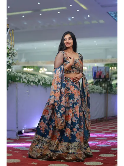 This floral print lehenga is a beautiful blend of traditional and modern styles. The lightweight fabric and elegant design make it a great choice for a daytime wedding event or a pre-wedding shoot.