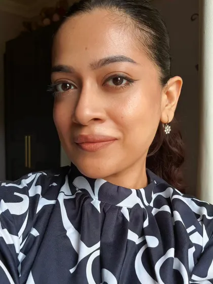 A clean and polished look. With my hair pulled back, the focus is on the sharp winged eyeliner and the glowing, healthy-looking skin.