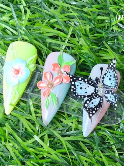 Another example of combining 2D painting with 5D sculpting. The flowers are painted as a base, while the butterfly is built up in layers to create a stunning, lifelike effect.