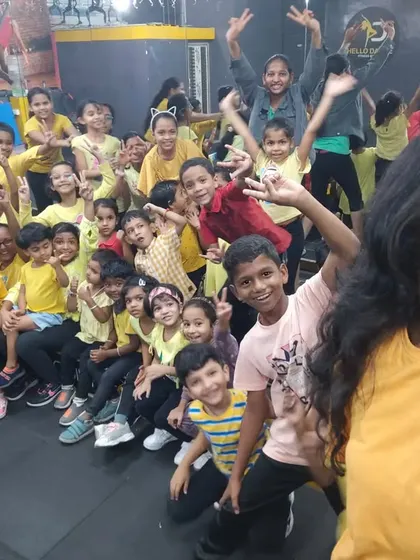 A selfie with the "yellow day" crew! Our instructors love being part of the fun and capturing these happy moments with their students.