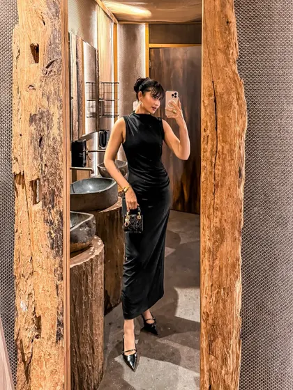 A mirror selfie showing off my elegant black dress for the ELC Christmas party.