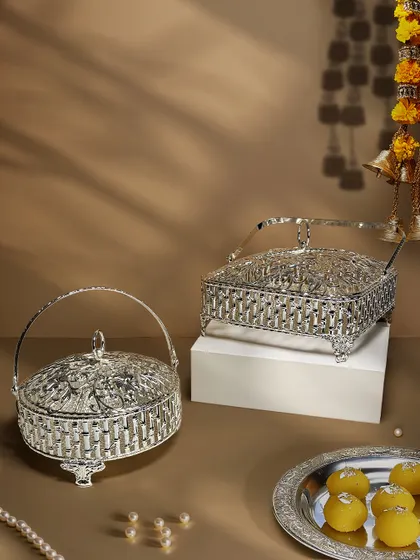 This festive season, make every gesture memorable. Our collection of silver baskets, shown here in both round and square shapes, brings together utility and artistry for gifting or adorning your table.
