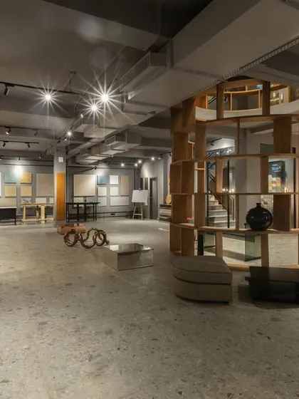 An expansive view of the SIRCA HQ showroom, designed as an experience center. The industrial aesthetic with exposed ceilings and flexible display units creates a versatile and engaging space.