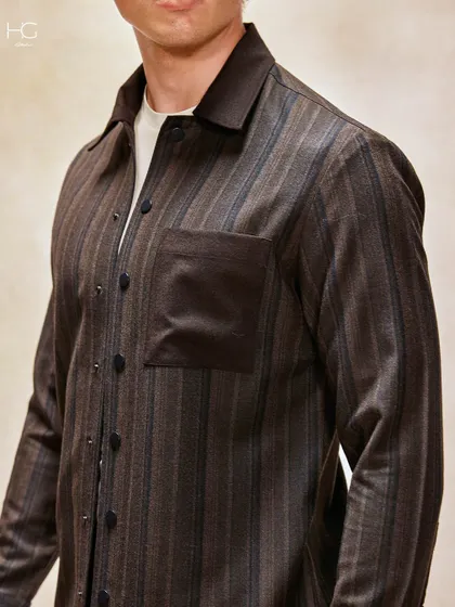 This striped shirt in vintage brown and blue tones is designed to break the monotony. The contrasting pocket adds a modern touch to this smart casual piece.