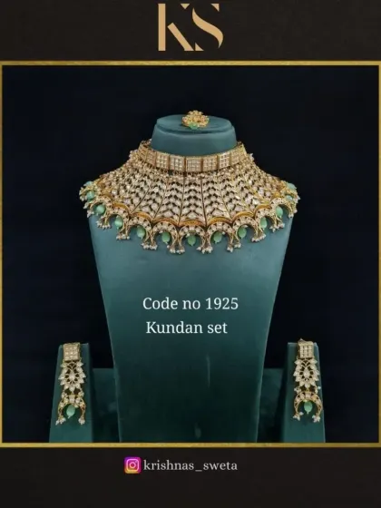 This version of the Kundan set features a beautiful mint green color, perfect for a daytime wedding or a pastel-themed event.