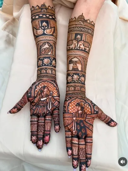 A classic varmala ceremony portrait is beautifully centered on the palms, surrounded by traditional motifs like swans, elephants, and lotus flowers.