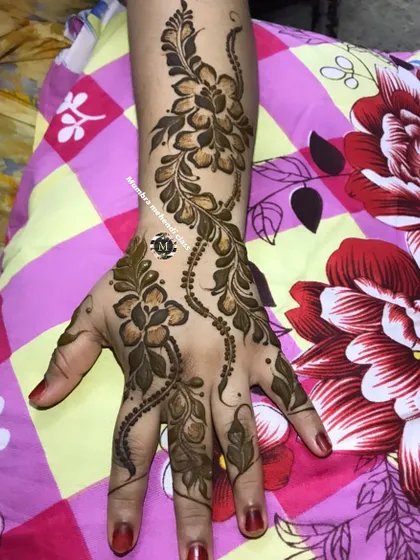 A beautiful floral vine design for Jummah.