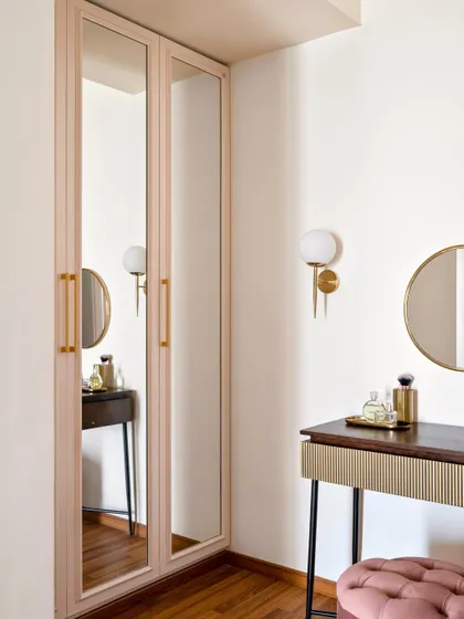 A duplicate of 192, showing the chic and functional dressing area.