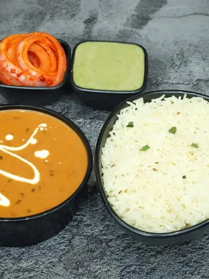The ultimate comfort combo: creamy Dal Makhani served with fluffy steamed rice. A simple, satisfying meal that always hits the spot.