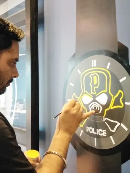 This project involved painting a stylized watch from the brand Police. Creating murals with strong graphic elements and logos helps reinforce a company's brand identity within their physical space.