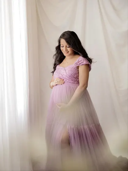 A duplicate of ID 1, this soft and introspective pose is a perfect way to capture the inner glow of motherhood.