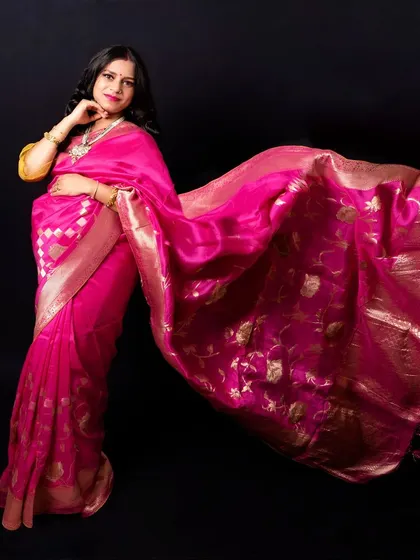 A full-length portrait showing off this stunning pink Banarasi saree. It’s a perfect example of how we can style a traditional saree for a glamorous maternity look.