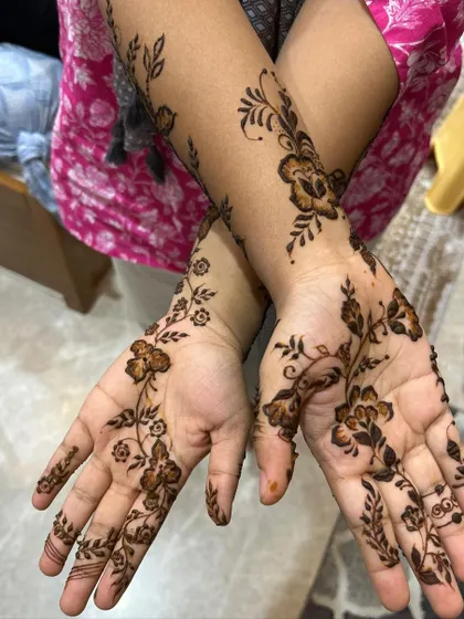 A simple and graceful floral vine design that trails across both hands. This is a perfect example of a minimalist Arabic "bail" that is both elegant and timeless.