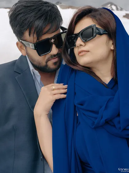 A cool and stylish close-up of the couple in sunglasses against the snowy backdrop of Kashmir.