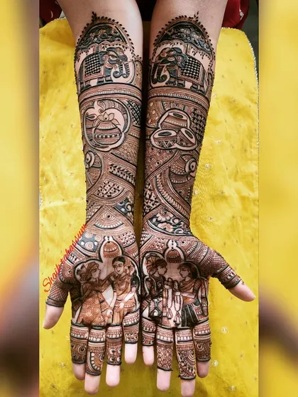 This design incorporates traditional wedding rituals into the artwork. Along with the couple's portrait, it features symbols like the sacred fire and kalash, adding cultural depth to the bridal henna.