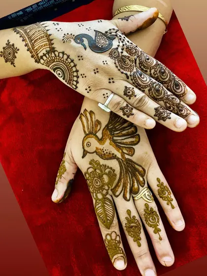 A playful combination of two different bird motifs. This shows how we can create a coordinated yet non-identical look for both hands.