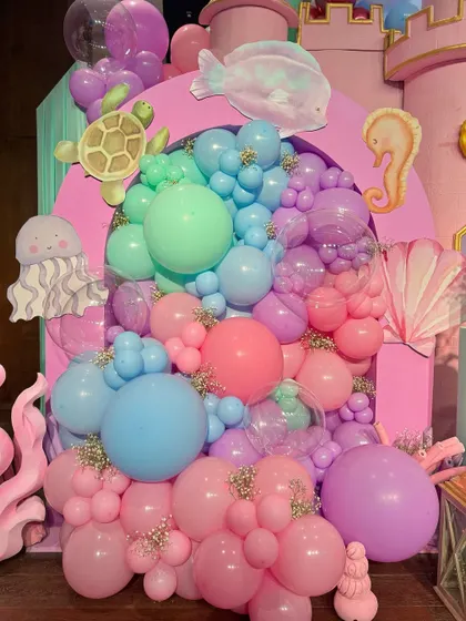 From a pastel soft play area and a cotton candy cart to a buffet with an LED screen backdrop showing aquatic life, every element was designed to immerse guests in Miraya's mermaid world.