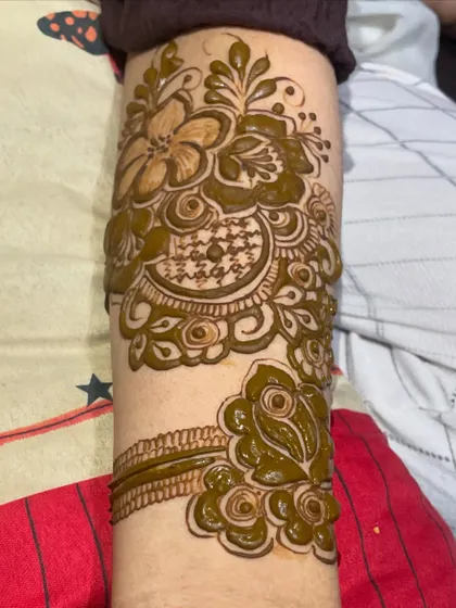 A beautiful floral band design on the arm, perfect as part of a bridal or heavy party look.
