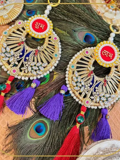 This peacock-themed Shubh Laabh is a true statement piece. The intricate thread work, sparkling stones, and vibrant tassels come together against a backdrop of real peacock feathers, creating a luxurious decor item for your door.
