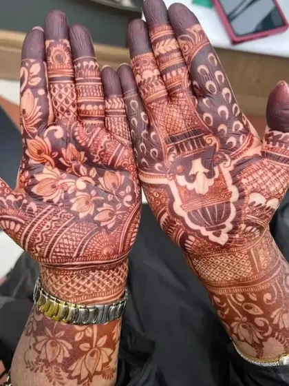 This is the rich, dark stain from my homemade, natural henna paste. I create dense, full-hand designs that guarantee a beautiful, long-lasting color.