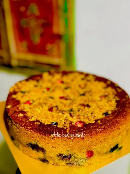A whole wheat cake loaded with strawberries and blueberries and topped with a buttery oats and nuts crumble. The hint of lemon brightens up all the flavours.