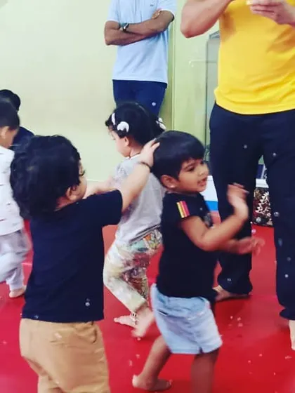 Even the youngest guests have a wonderful time. Here, toddlers are captivated by bubbles, a simple and magical activity that brings out so much happiness and excitement.