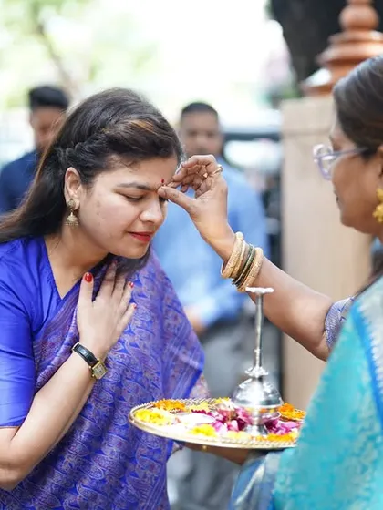 A traditional welcome for Smt. Poonam Mahajan ji, reflecting the warmth and "ghar jaisa" feeling of our institute.