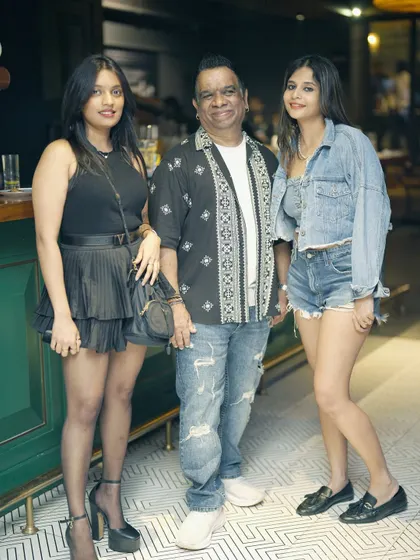 Posing with some lovely ladies at the Gawky Goose. The crowd is always looking their best.