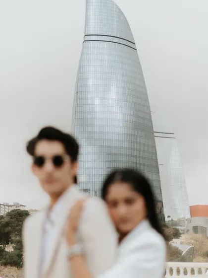 Using a shallow depth of field, this artistic shot places the iconic Flame Towers of Baku in sharp focus while the couple remains a soft, romantic presence in the foreground. It’s a creative way to blend portraiture with travel photography.