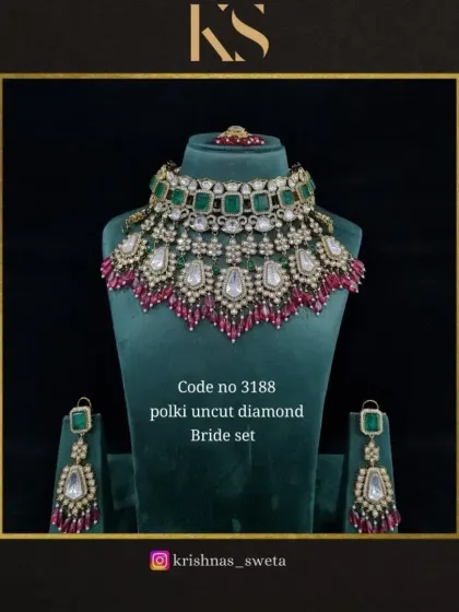 Another stunning color combination for our polki bridal set, featuring emerald green and ruby red tassels for a rich, festive look.