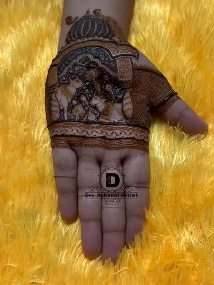 A minimalist version of the Karwa Chauth design, focusing just on the palm. We can adjust the complexity based on your preference.