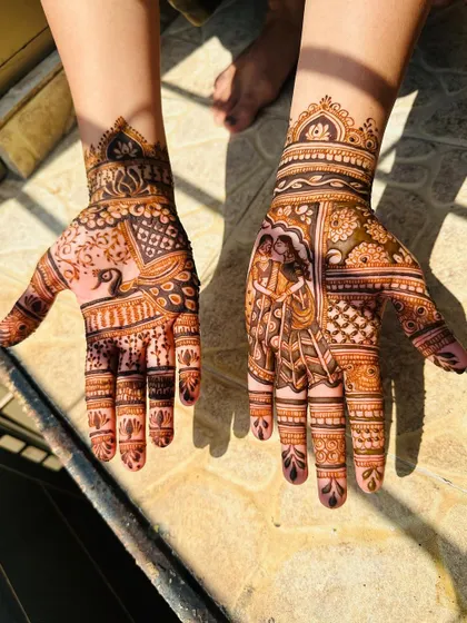 The complete mehendi for the sister of the bride, a mix of personal figures and traditional patterns.