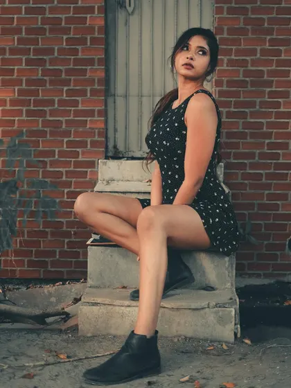 Another shot from our impromptu street session. The leading lines of the steps and the texture of the brick wall add depth and interest to the composition.