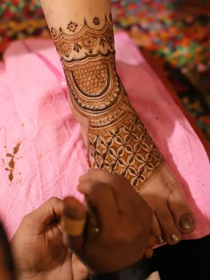 Foot mehandi is just as important as hand mehandi for a bride. Here is an example of an elegant and intricate foot design, with clean geometric and floral patterns.