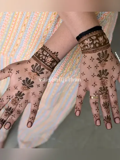 A simple and sweet design with lotus butis. The pattern is light and airy, perfect for a minimalist aesthetic.