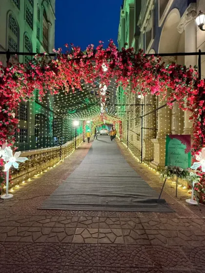 We guide your guests into a world of enchantment. This stunning entrance tunnel, created with thousands of fairy lights and a canopy of vibrant pink blossoms, sets a magical tone for the celebration ahead.