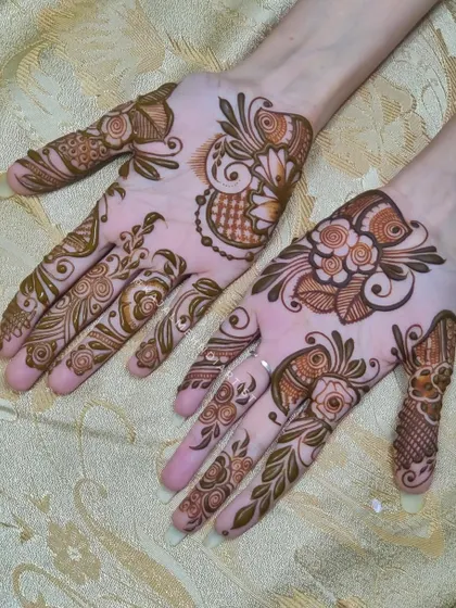 A scattered floral design, perfect for someone who loves a light and airy henna look.