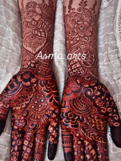 Another example of a stunningly dark henna stain. The contrast between the dark patterns and the skin makes the intricate design pop. This is the beautiful, bold result I always aim for.