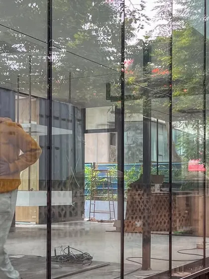 The VPG Office & Experience Centre in Brookefield, Bangalore, is a 1500 sqft minimalist space. The design seamlessly connects to nature through its expansive glass facades, presenting a restrained and calm identity to a chaotic street.