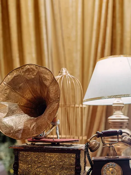 A collection of vintage items, including a gramophone and a rotary telephone, used as decorative props. These details add a nostalgic and classic charm to the overall theme.